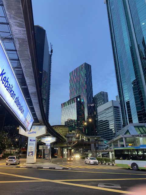 マレーシア　セリラジャチュラン駅。正面に見えるビルはEQ Kuala Lumpur