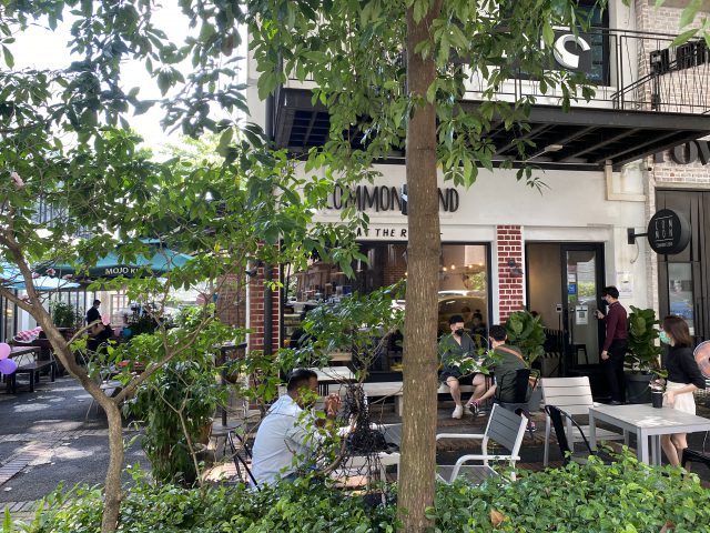 マレーシアのクアラルンプールにあるおしゃれストリートThe Row の喫茶店