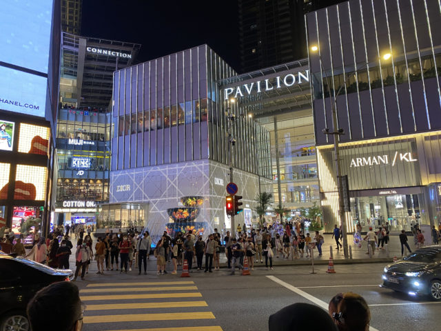 マレーシアのパビリオンショッピングモール。外国人観光客を良く見かけるようになりました。