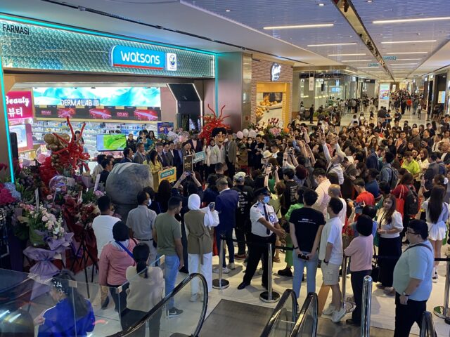 マレーシアThe Exchange TRX内で有名な人が来ていたようで沢山の人が集まっていました。